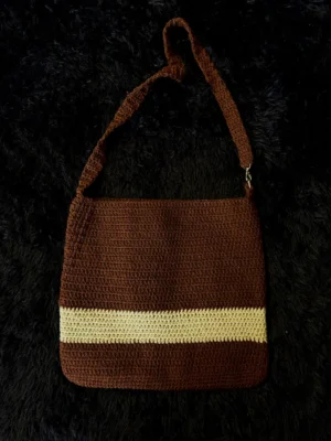 Bolso tejido a crochet marrón y beige