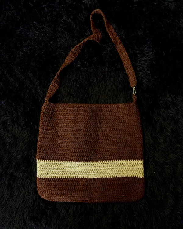 Bolso tejido a crochet marrón y beige