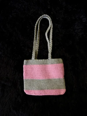 Bolso tejido a crochet rosa y gris