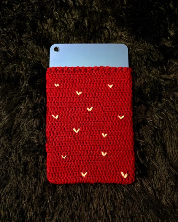 Funda para iPad tejida a crochet roja