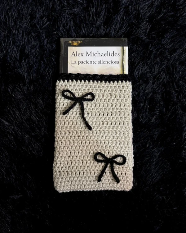 Funda para libro tejida a crochet blanco hueso y negro