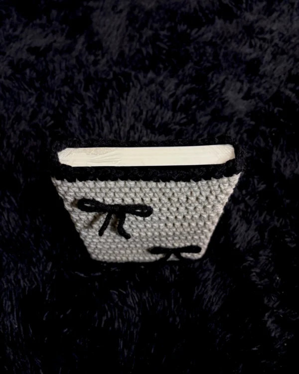Funda para libro tejida a crochet blanco hueso y negro