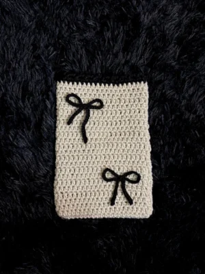 Funda para libro tejida a crochet blanco hueso y negro