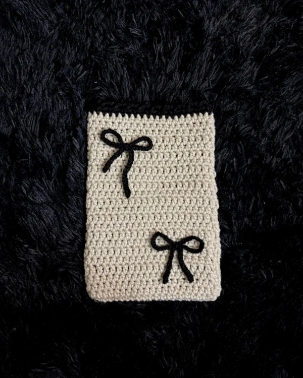 Funda para libro tejida a crochet blanco hueso y negro