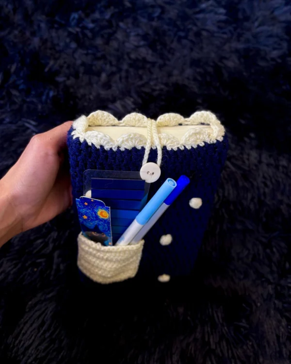 Funda para libro tejida a crochet con bolsillo azul con diseño de puntos