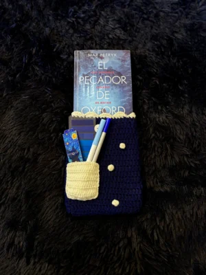 Funda para libro tejida a crochet con bolsillo azul con diseño de puntos