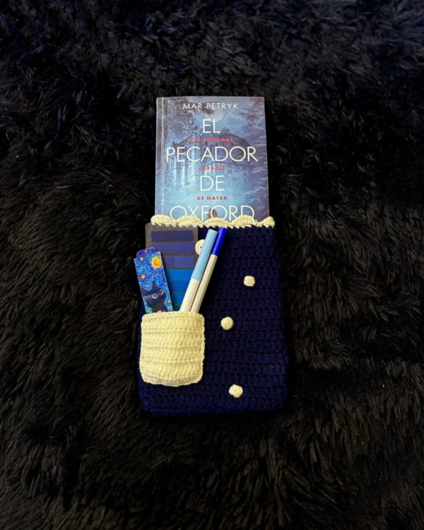 Funda para libro tejida a crochet con bolsillo azul con diseño de puntos