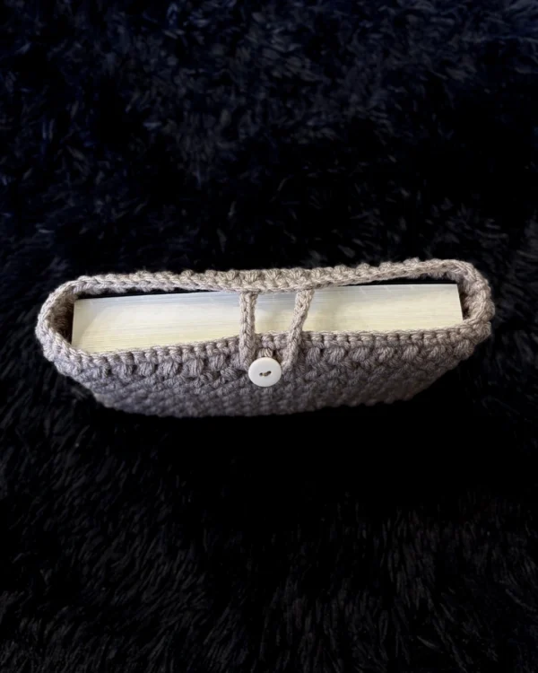 Funda para libro tejida a crochet marrón