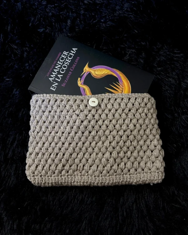 Funda para libro tejida a crochet marrón