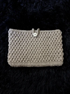 Funda para libro tejida a crochet marrón