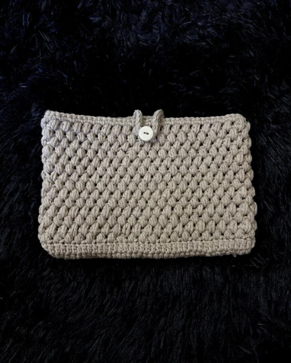 Funda para libro tejida a crochet marrón