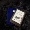 Funda para Kindle tejida a crochet azul