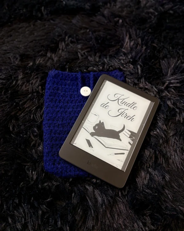 Funda para Kindle tejida a crochet azul