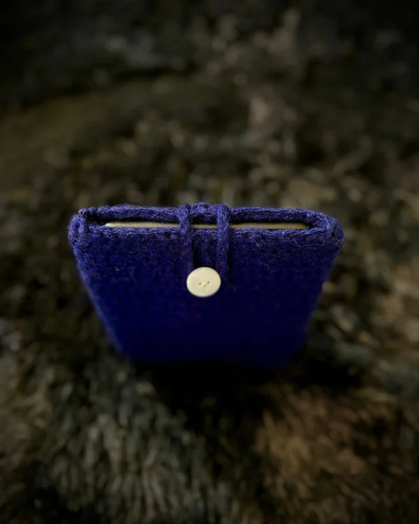 Funda para Kindle tejida a crochet azul