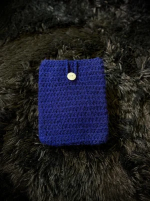 Funda para Kindle tejida a crochet azul