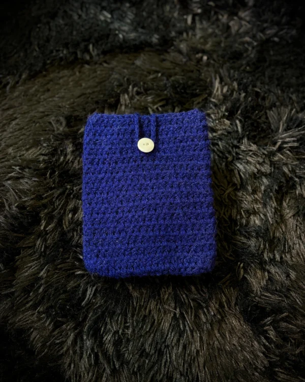 Funda para Kindle tejida a crochet azul