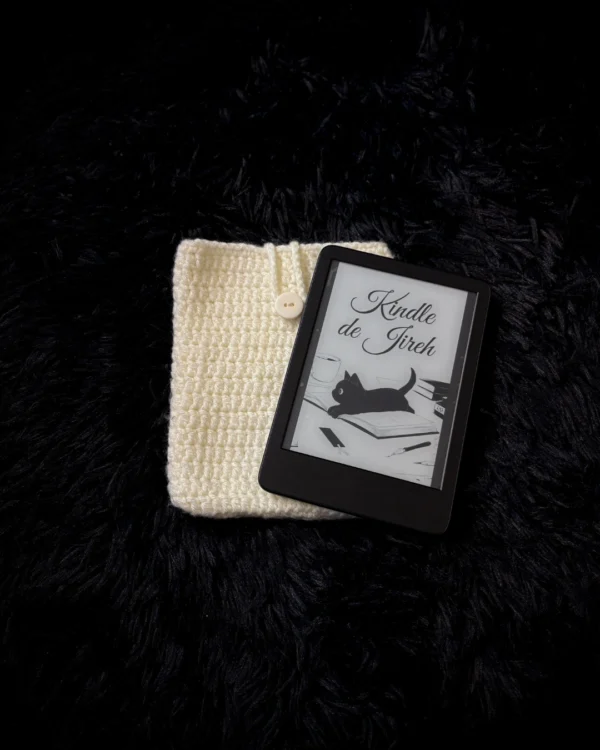 Funda para Kindle tejida a crochet blanco hueso