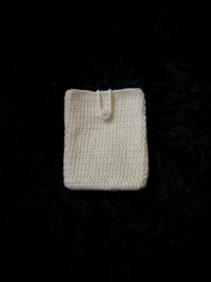 Funda para Kindle tejida a crochet blanco hueso