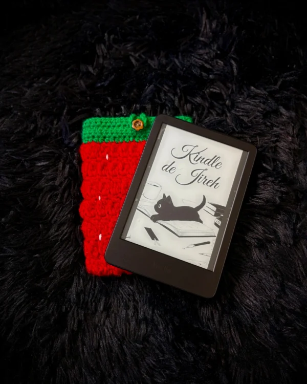 Funda para Kindle tejida a crochet frutilla