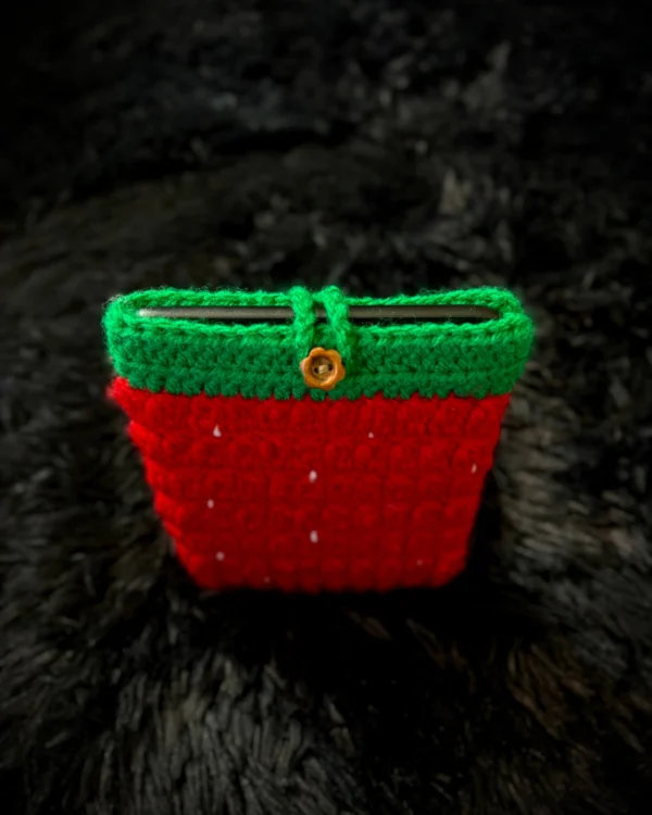 Funda para Kindle tejida a crochet frutilla