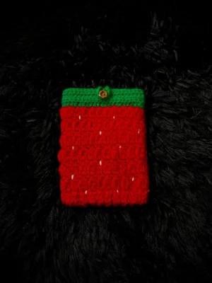 Funda para Kindle tejida a crochet frutilla