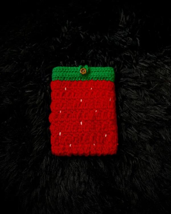 Funda para Kindle tejida a crochet frutilla