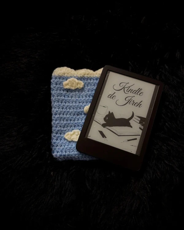Funda para Kindle tejida a crochet nubes