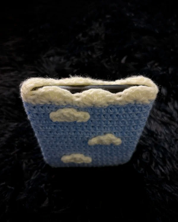 Funda para Kindle tejida a crochet nubes