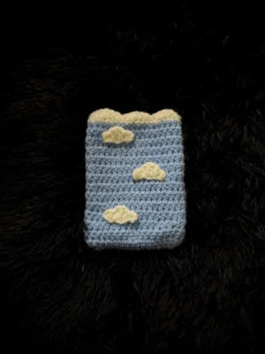 Funda para Kindle tejida a crochet nubes