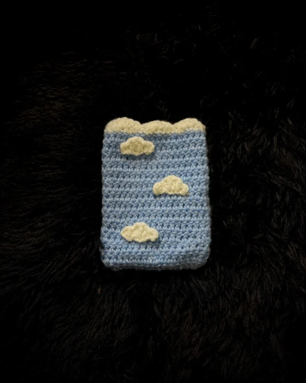 Funda para Kindle tejida a crochet nubes
