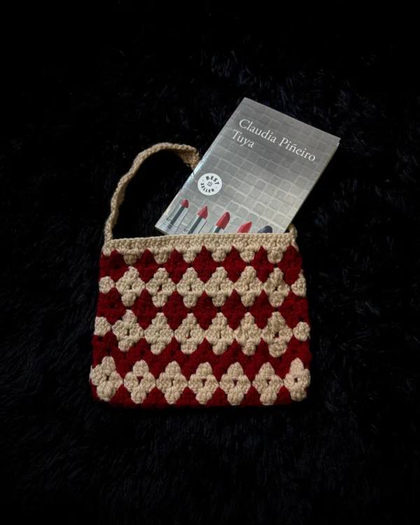 Funda para Kindle tejida a crochet roja y beige