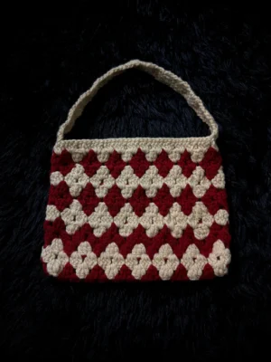 Funda para Kindle tejida a crochet roja y beige