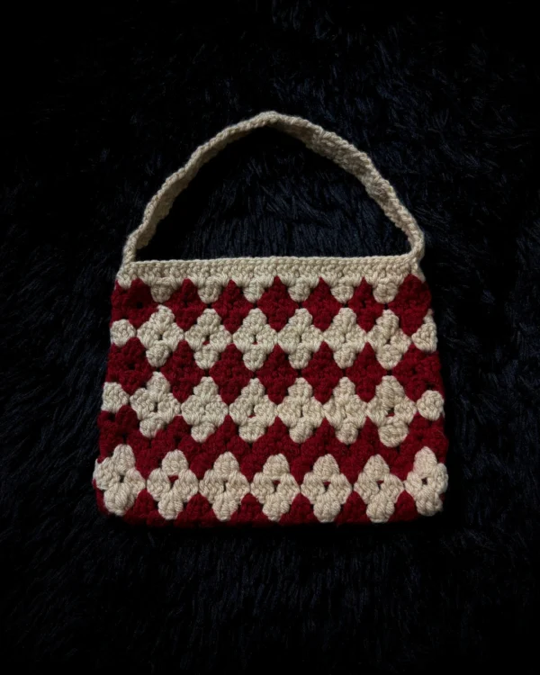 Funda para Kindle tejida a crochet roja y beige