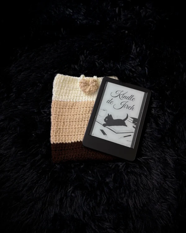 Funda para Kindle tejida a crochet tres colores