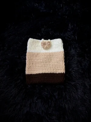 Funda para Kindle tejida a crochet tres colores
