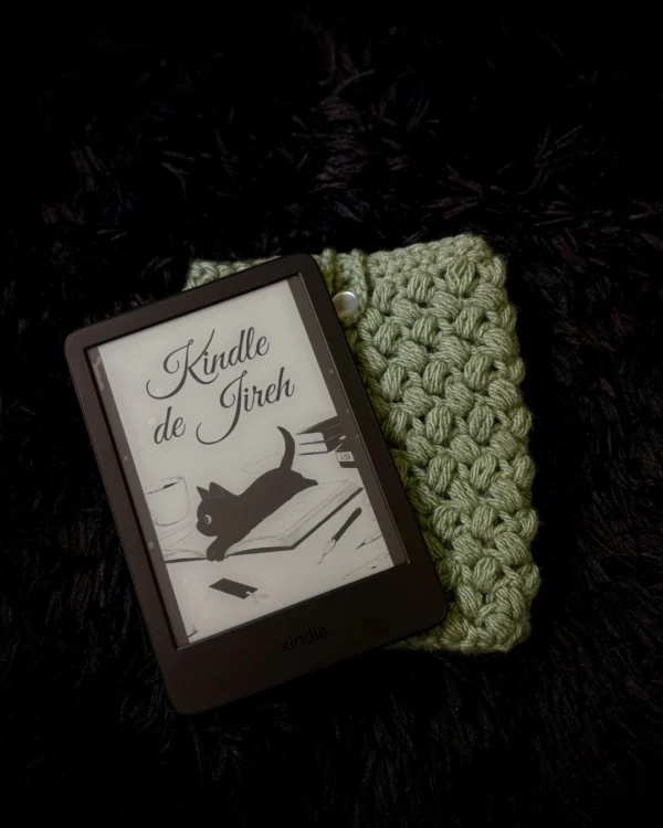 Funda para Kindle tejida a crochet verde pastel