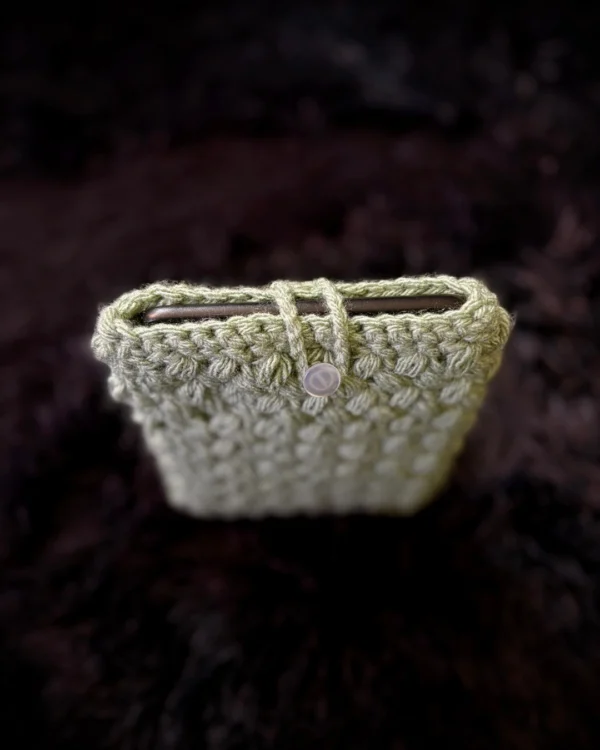 Funda para Kindle tejida a crochet verde pastel
