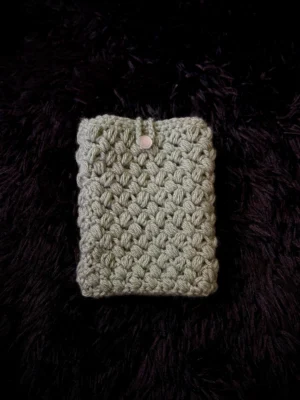 Funda para Kindle tejida a crochet verde pastel