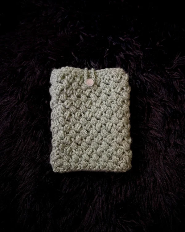 Funda para Kindle tejida a crochet verde pastel