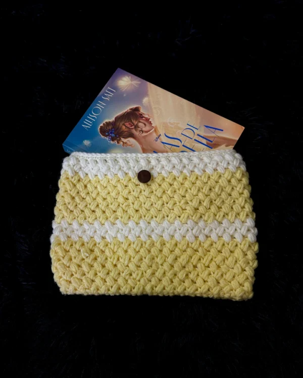 Funda para libro tejida a crochet amarilla y blanca