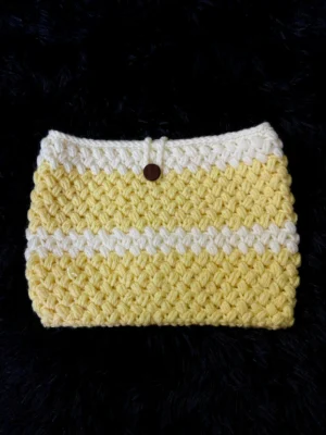 Funda para libro tejida a crochet amarilla y blanca