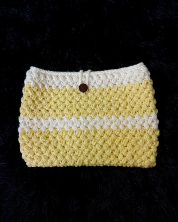 Funda para libro tejida a crochet amarilla y blanca