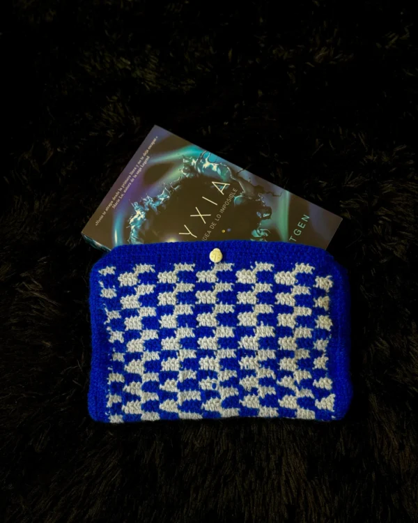 Funda para libro tejida a crochet azul a cuadros