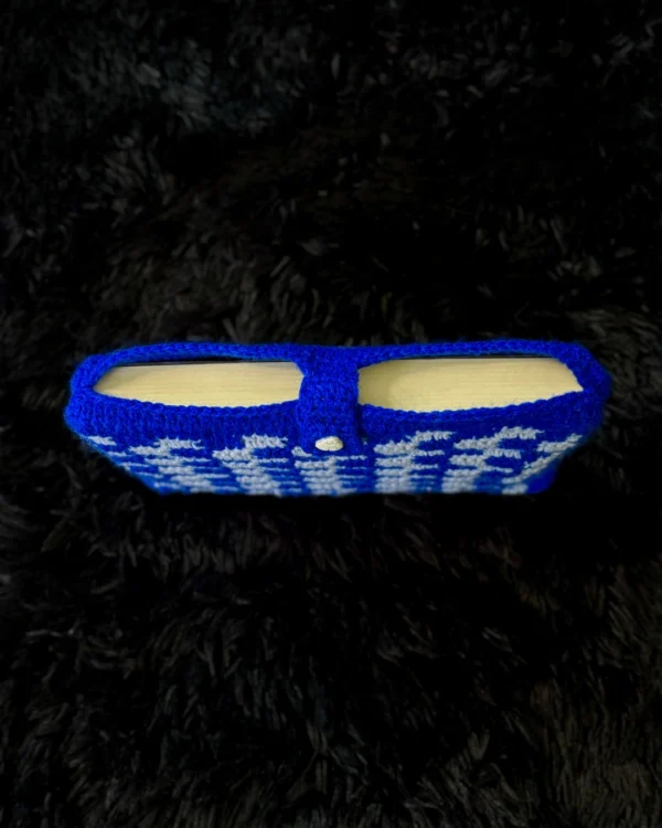 Funda para libro tejida a crochet azul a cuadros