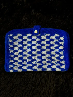 Funda para libro tejida a crochet azul a cuadros