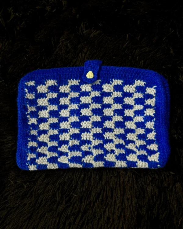 Funda para libro tejida a crochet azul a cuadros