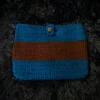Funda para libro tejida a crochet azul y marrón