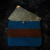 Funda para libro tejida a crochet azul y marrón