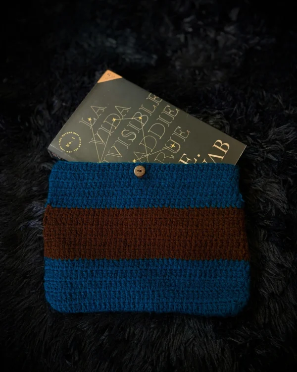 Funda para libro tejida a crochet azul y marrón