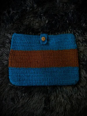 Funda para libro tejida a crochet azul y marrón